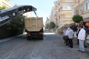 Canpolat, Ulubatlı’daki asfalt çalışmalarını inceledi