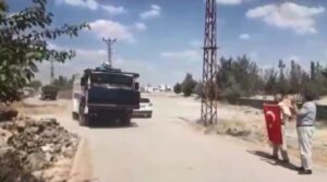 (Düzeltme) Şanlıurfa’da DEDAŞ ekipleri, mahalleye zırhlı araç ve TOMA’larla birlikte girdi