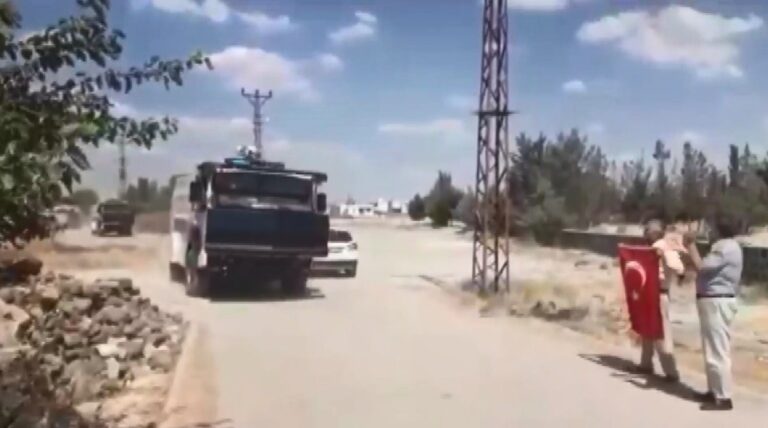 (Düzeltme) Şanlıurfa’da DEDAŞ ekipleri, mahalleye zırhlı araç ve TOMA’larla birlikte girdi