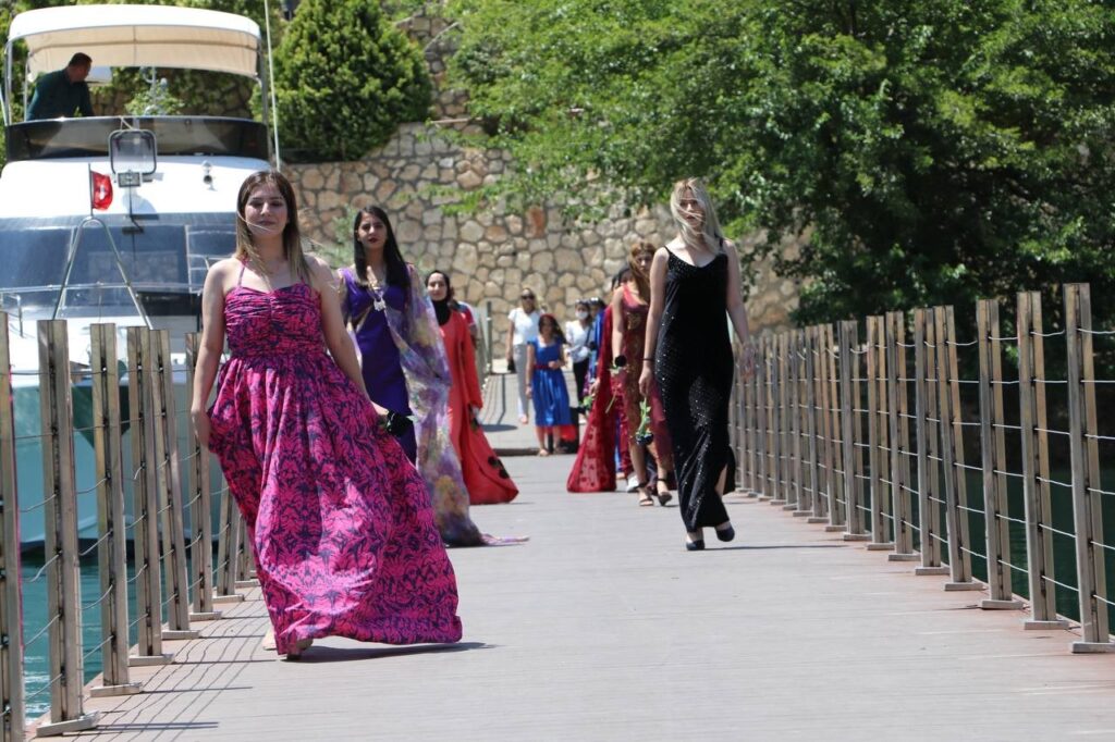 Halfeti’de turizm sezonu ’karagül’ temalı defileyle açıldı