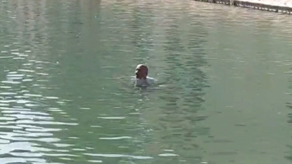 Herkesin gözü önünde Balıklıgöl’e girip yüzdü