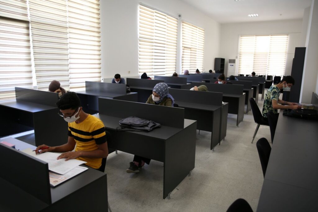 Karaköprü’de Öğrenciler sınavlara okuma evlerinde hazırlanıyor