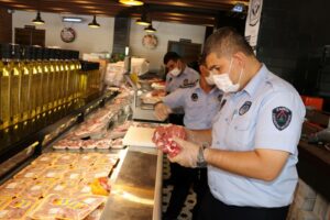 Karaköprü’de zabıta ekipleri halk sağlığı için sahada