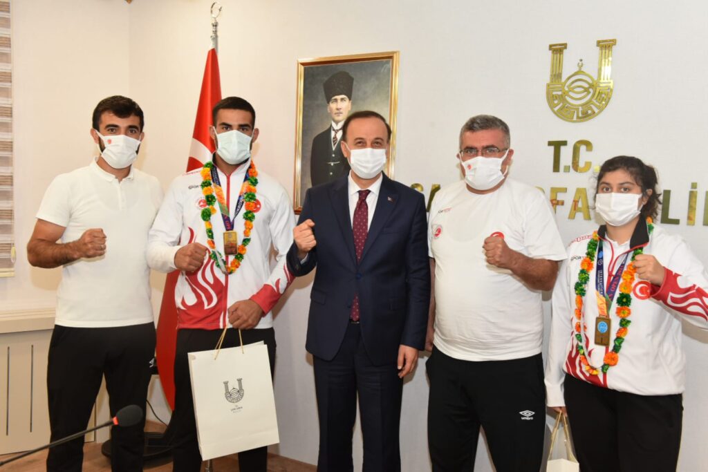 Başarılı Gençler, Mutluluklarını Vali Erin ile Paylaştı