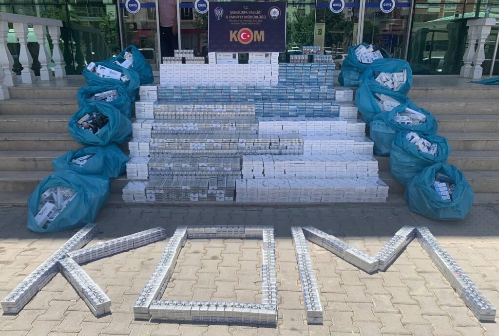 Şanlıurfa’da Dedektör köpek tepki verdi, bisküvi kutularından 16 bin paket kaçak sigara çıktı