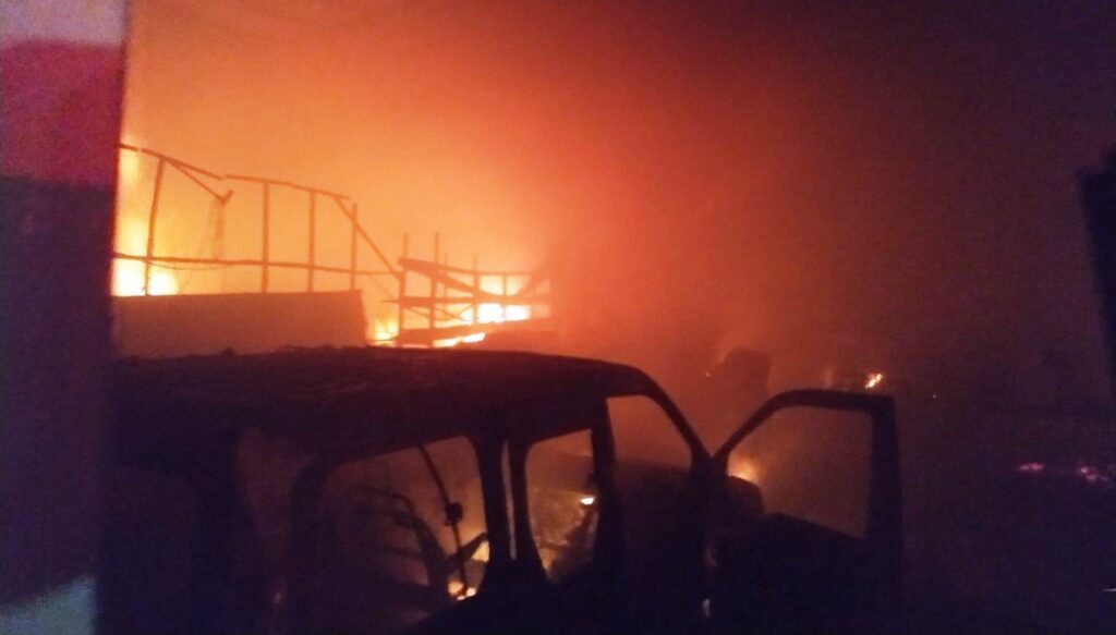 Şanlıurfa’da İşyerindeki yangından bir otomobil ile binlerce lira değerindeki mobilya malzemesi kül oldu