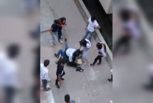 Şanlıurfa’da Kızların kavgasını erkekler uzaktan izledi