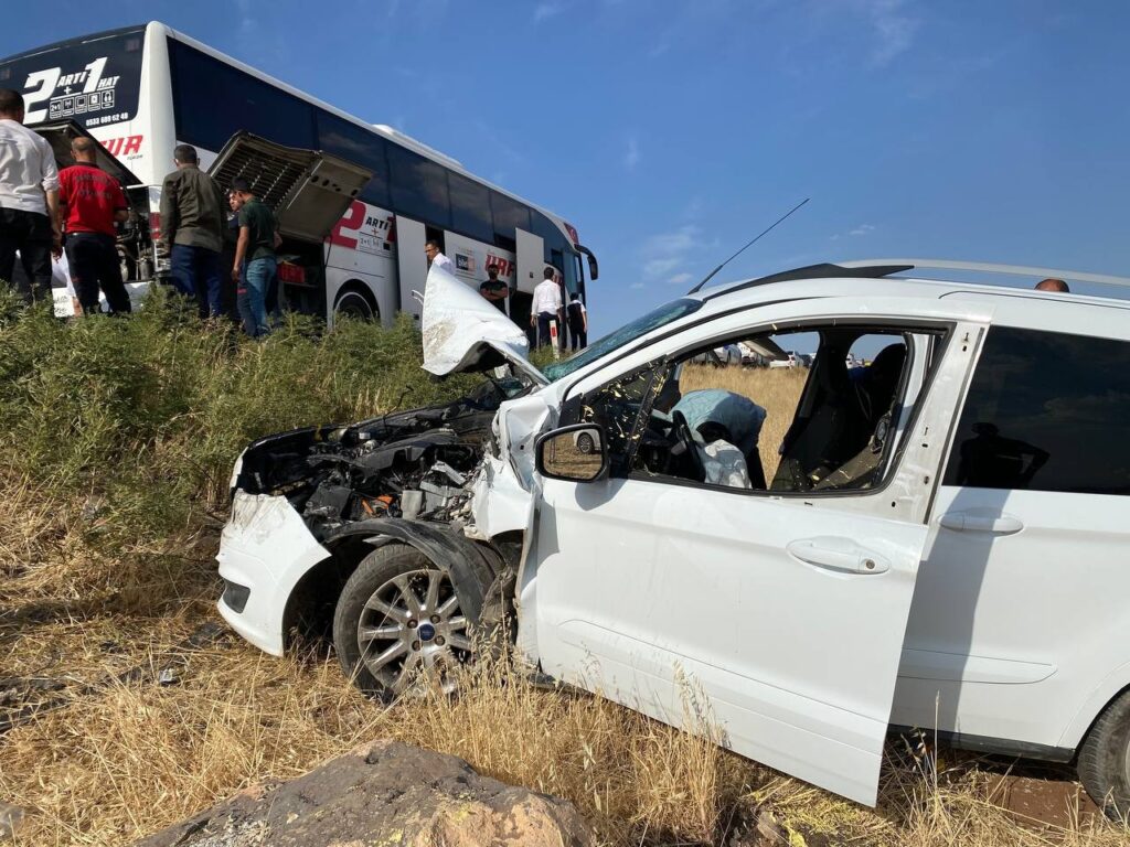 Şanlıurfa’da Otobüse çarpan araç şarampole uçtu: 1 yaralı