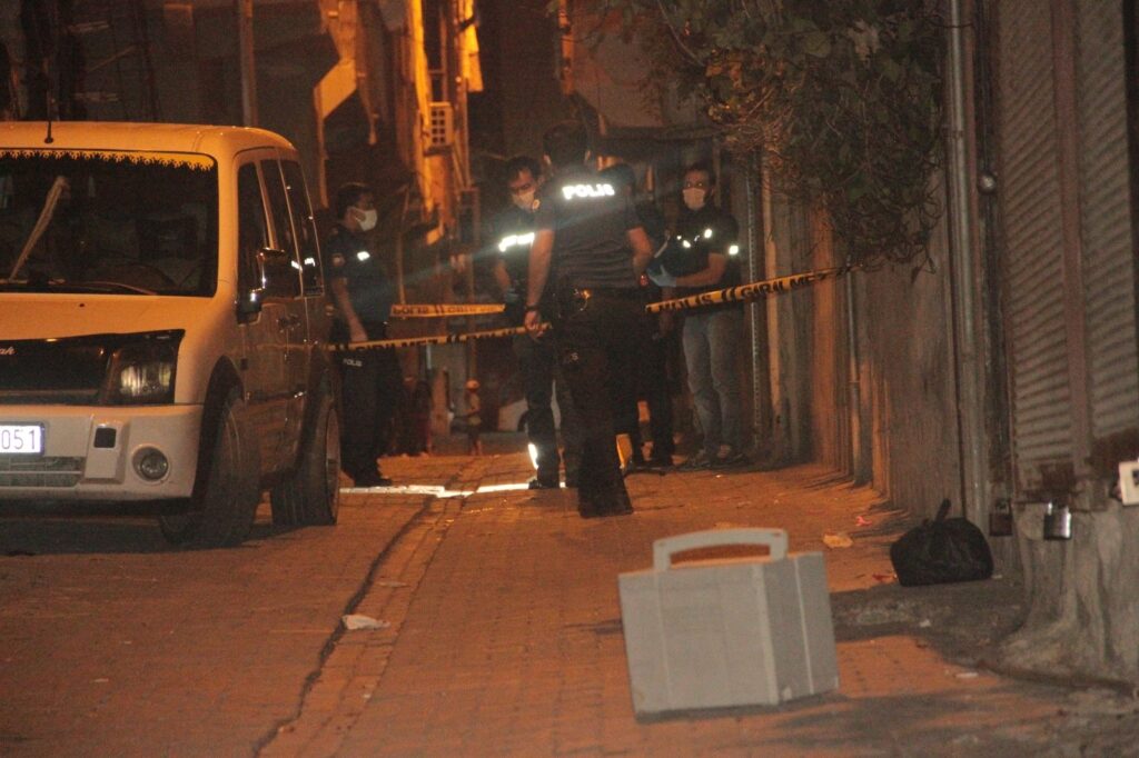 Şanlıurfa’da sivil araçtaki polislere silahlı saldırı