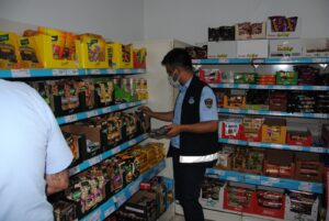 Şanlıurfa’da Son kullanma tarihi geçmiş yüzlerce ürüne el konuldu