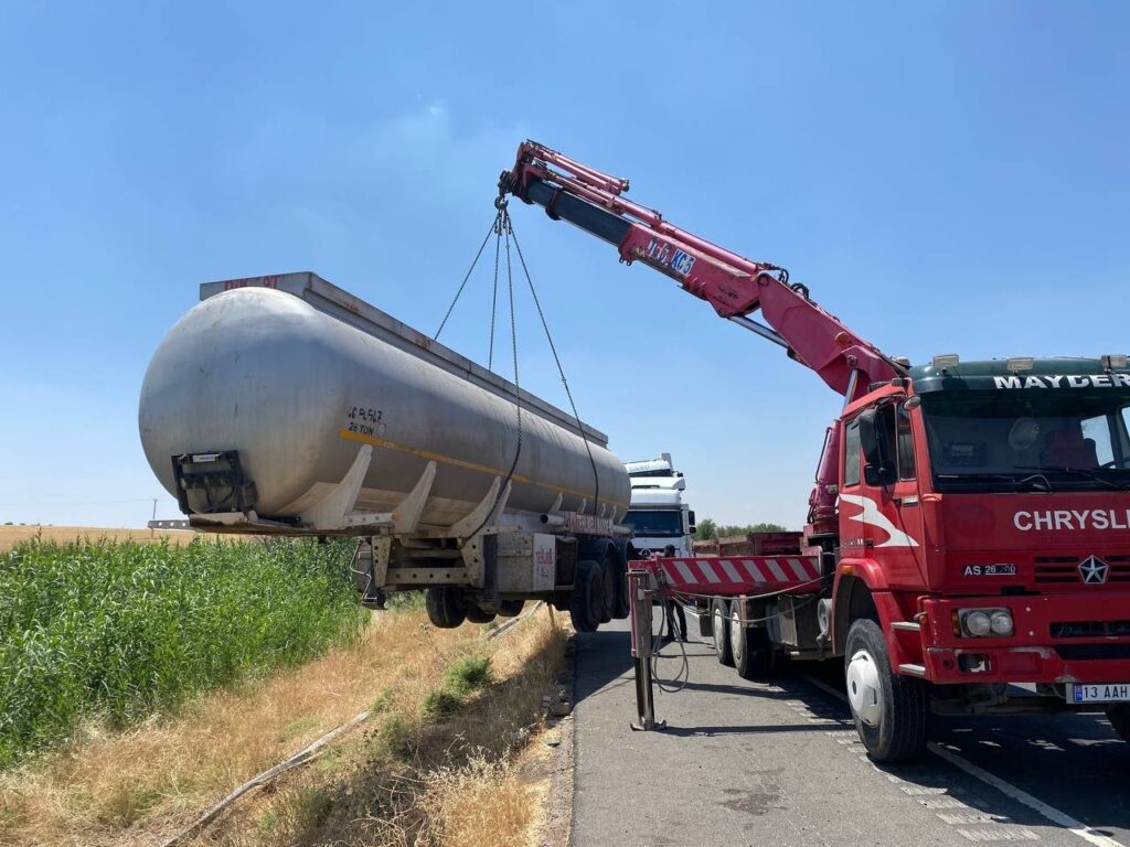 Şanlıurfa’da Yakıt tankeri şarampole devrildi