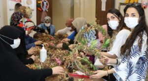 Şanlıurfalı kadınlar kapı süsü yapıyor