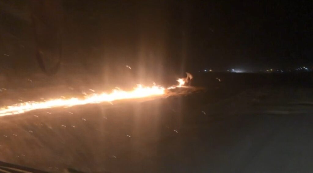 Şanlıurfa’da Şüpheli şahsın gece vakti anız yakma anı kamerada