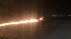 Şanlıurfa’da Şüpheli şahsın gece vakti anız yakma anı kamerada