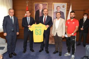 Süper Lige Çıkan Suruç Hokey Takımı Vali Erin’i Ziyaret Etti