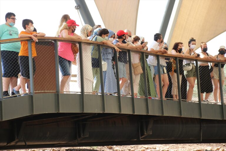 Göbeklitepe’de ziyaretçi yoğunluğu yaşanıyor