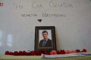 Şehit Necmettin Yılmaz’ın öğrencileri, karne gününde öğretmenlerini andı