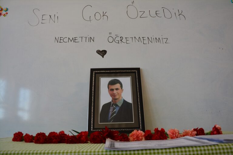 Şehit Necmettin Yılmaz’ın öğrencileri, karne gününde öğretmenlerini andı
