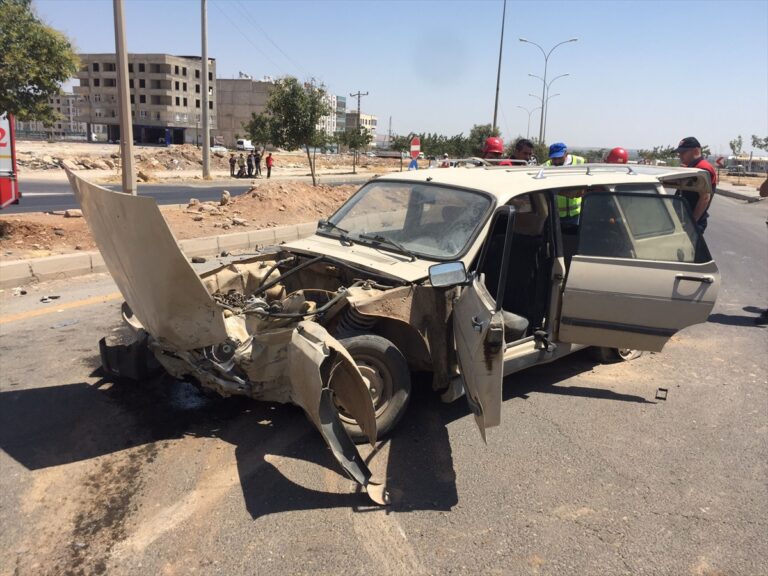 Şanlıurfa’da iki otomobil çarpıştı: 9 yaralı