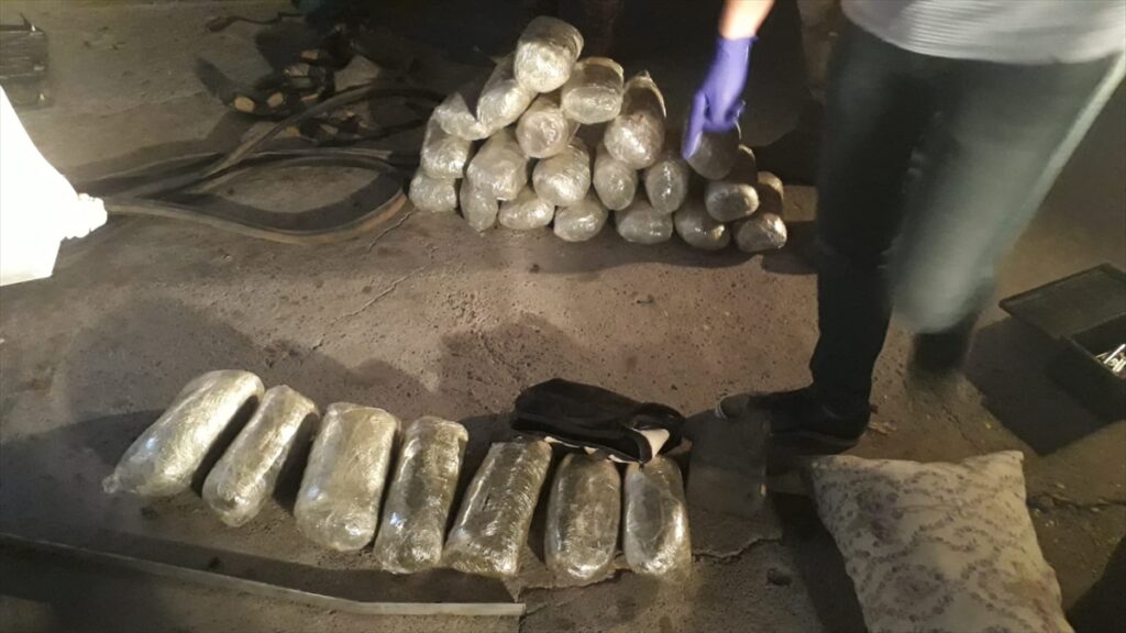 Şanlıurfa’da bir minibüste 14 kilo 670 gram esrar ele geçirildi