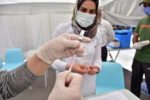 Sağlıkçılar doğu ve güneydoğuda Kovid-19 aşısında ön yargıları yıkmak için mesailerini artırdı