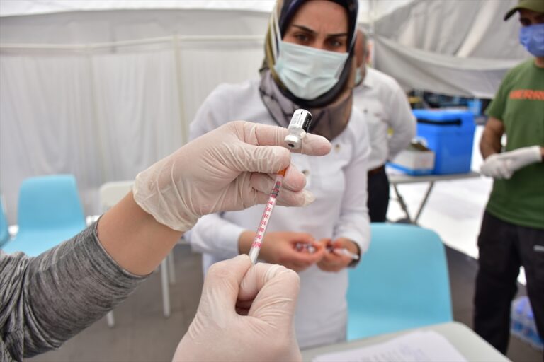 Sağlıkçılar doğu ve güneydoğuda Kovid-19 aşısında ön yargıları yıkmak için mesailerini artırdı
