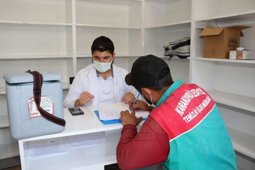 Karaköprü’de belediye çalışanlarına Kovid-19 aşısı yapılıyor