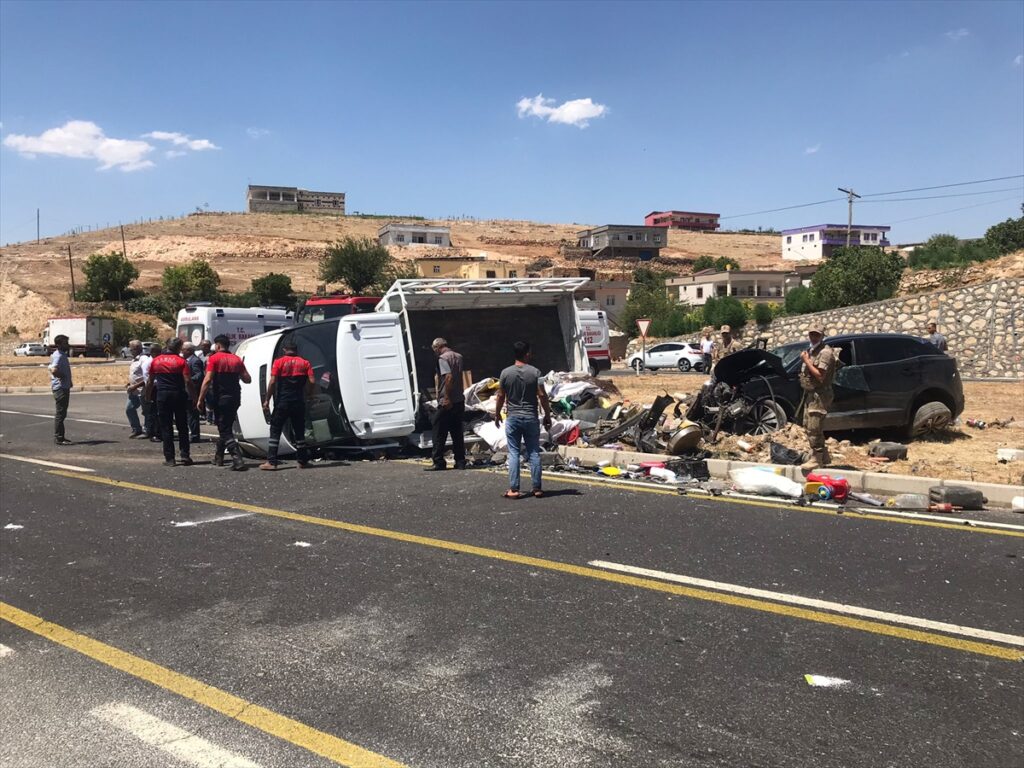 Mardin’de cip ve kamyonet çarpıştı: 5 yaralı