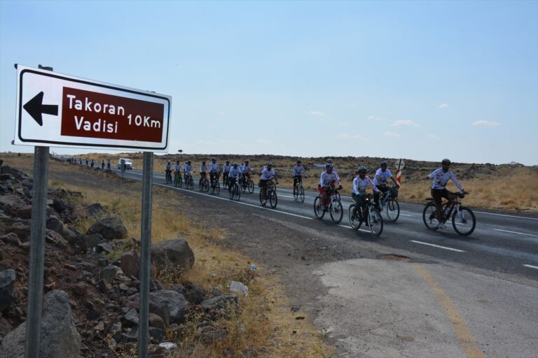 “Bitlis Nemrut’tan Adıyaman Nemrut’a Pedallıyoruz” ekibi Takoran Vadisi’ni gezdi