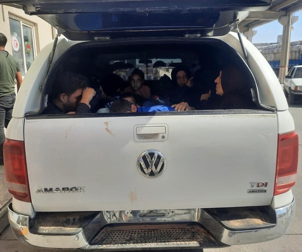 Şanlıurfa’da bir araçta 17 düzensiz göçmen yakalandı
