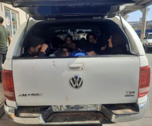 Şanlıurfa’da bir araçta 17 düzensiz göçmen yakalandı