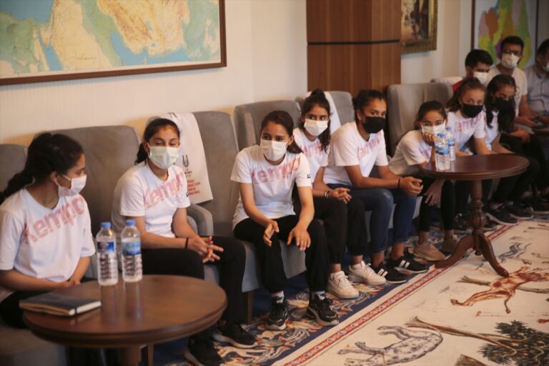 Türkiye’nin konuştuğu genç hentbolcu Merve Akpınar ve arkadaşları spor salonuna kavuşacak