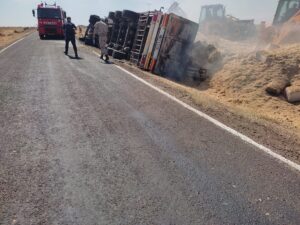 Şanlıurfa’da devrilen saman yüklü tır, alev aldı