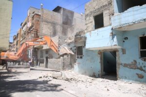 Şanlıurfa’da riskli ve metruk yapıların yıkım çalışmaları sürüyor