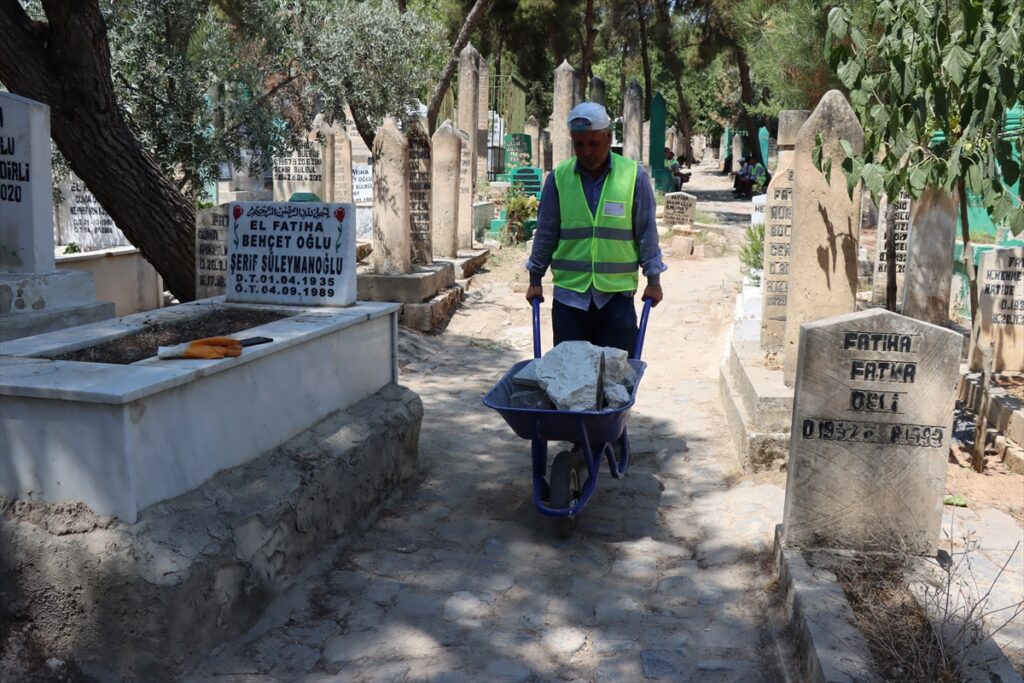 Şanlıurfa’da mezarlıklar bayrama hazır