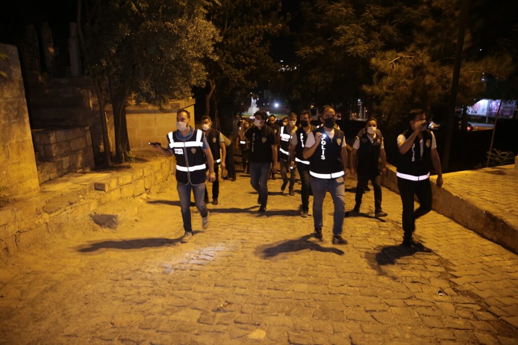 Şanlıurfa’da polis, mezarlıklar ve parklar bölgesinde denetimi yaptı