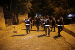 Şanlıurfa’da polis, mezarlıklar ve parklar bölgesinde denetimi yaptı