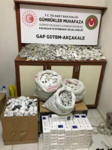 Şanlıurfa’da kaçak 1400 şarj başlığı ve kablosu ile 500 paket sigara ele geçirildi