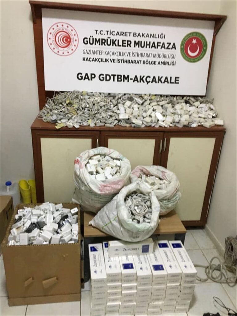 Şanlıurfa’da kaçak 1400 şarj başlığı ve kablosu ile 500 paket sigara ele geçirildi