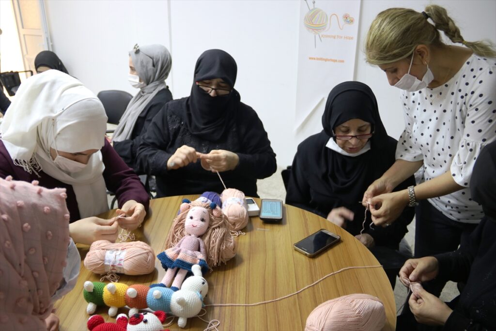 Şanlıurfa’da Suriyeli kadınlar örme oyuncaklarla aile bütçelerine katkı sağlıyor