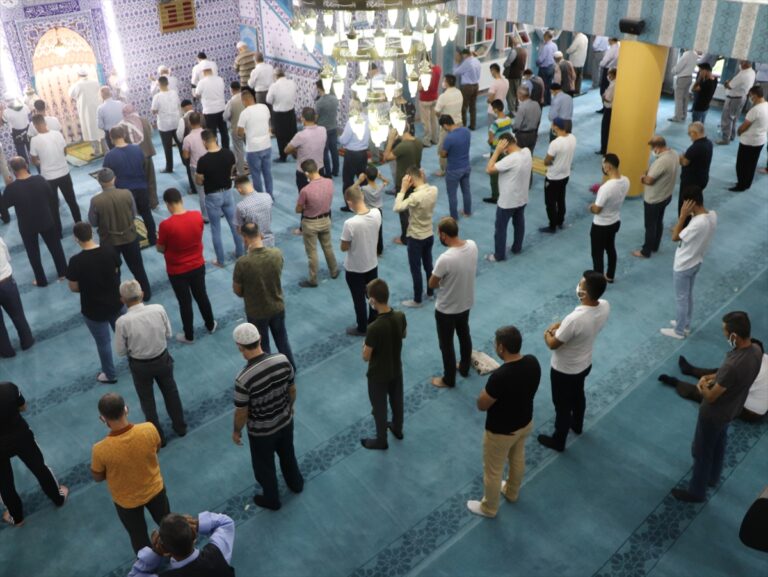 Adıyaman, Gaziantep, Kahramanmaraş, Kilis, Malatya Şanlıurfa’da Kurban Bayramı namazı kılındı