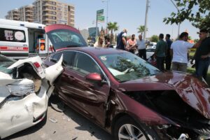 Şanlıurfa’da 3 aracın karıştığı trafik kazasında 6 kişi yaralandı