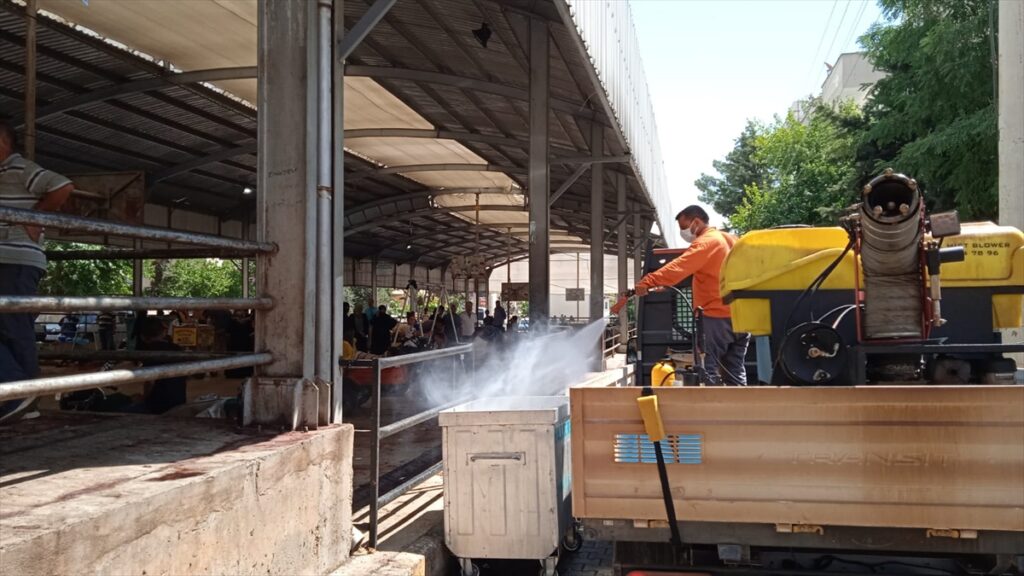 Şanlıurfa’da kurban kesim alanlarında temizlik ve dezenfektan çalışması yapılıyor