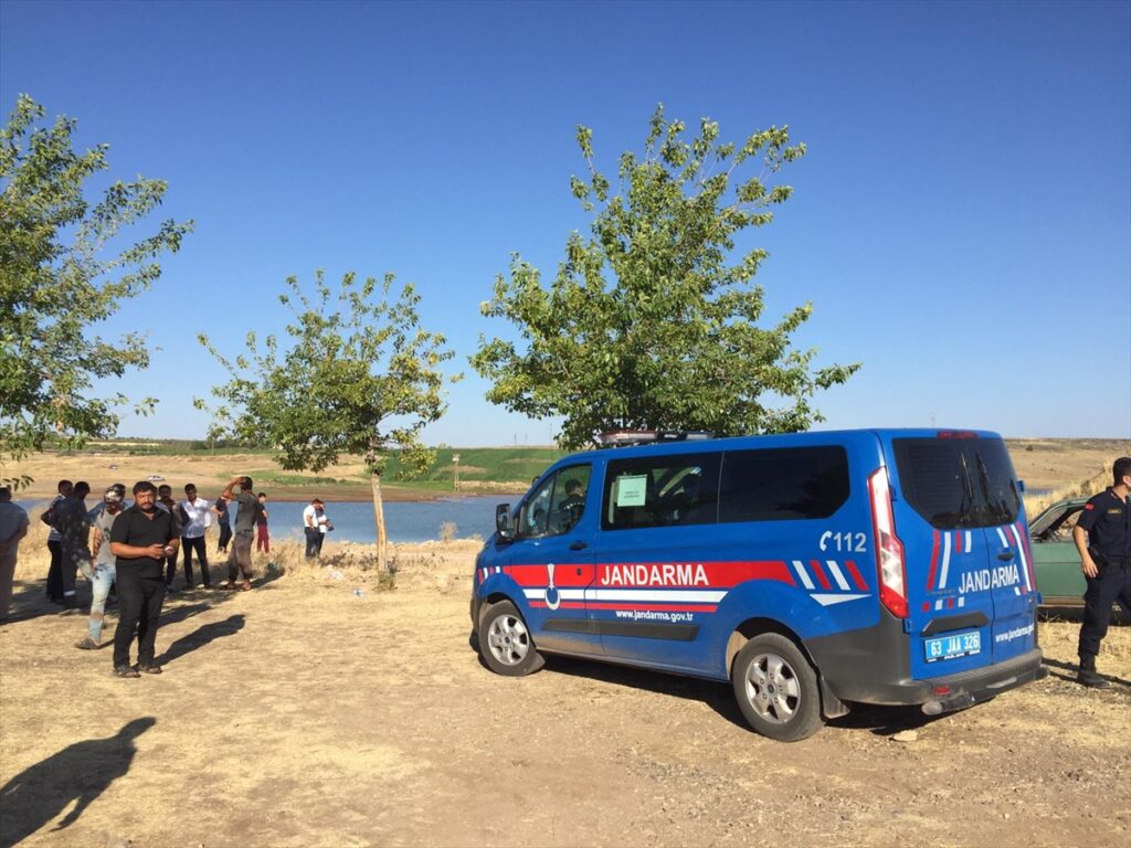 Şanlıurfa’da Atatürk Baraj Gölü’ne giren kardeşlerden 2’si yaşamını yitirdi, biri tedavi altına alındı