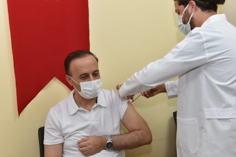 Şanlıurfa Valisi Erin, Kovid-19 aşısının üçüncü dozunu yaptırdı