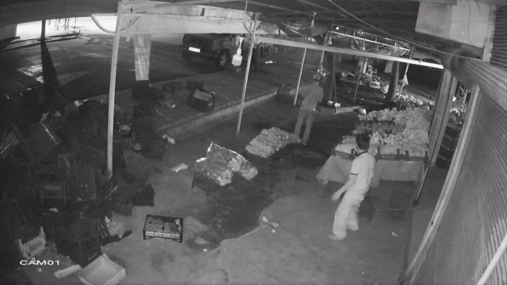 Şanlıurfa’da manavdan hırsızlık anı güvenlik kamerası görüntülerine yansıdı