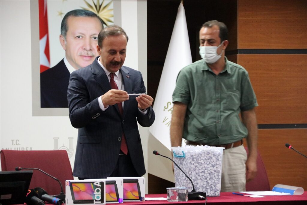 Şanlıurfa’da aşı yaptıran gençlere verilecek hediyeler için ilk kura çekilişi yapıldı