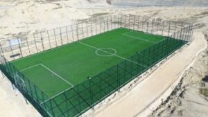 Karaköprü’de kırsal mahallelere sentetik çim saha yapılıyor