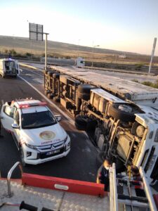 Şanlıurfa’da devrilen tırın sürücüsü ile oğlu öldü