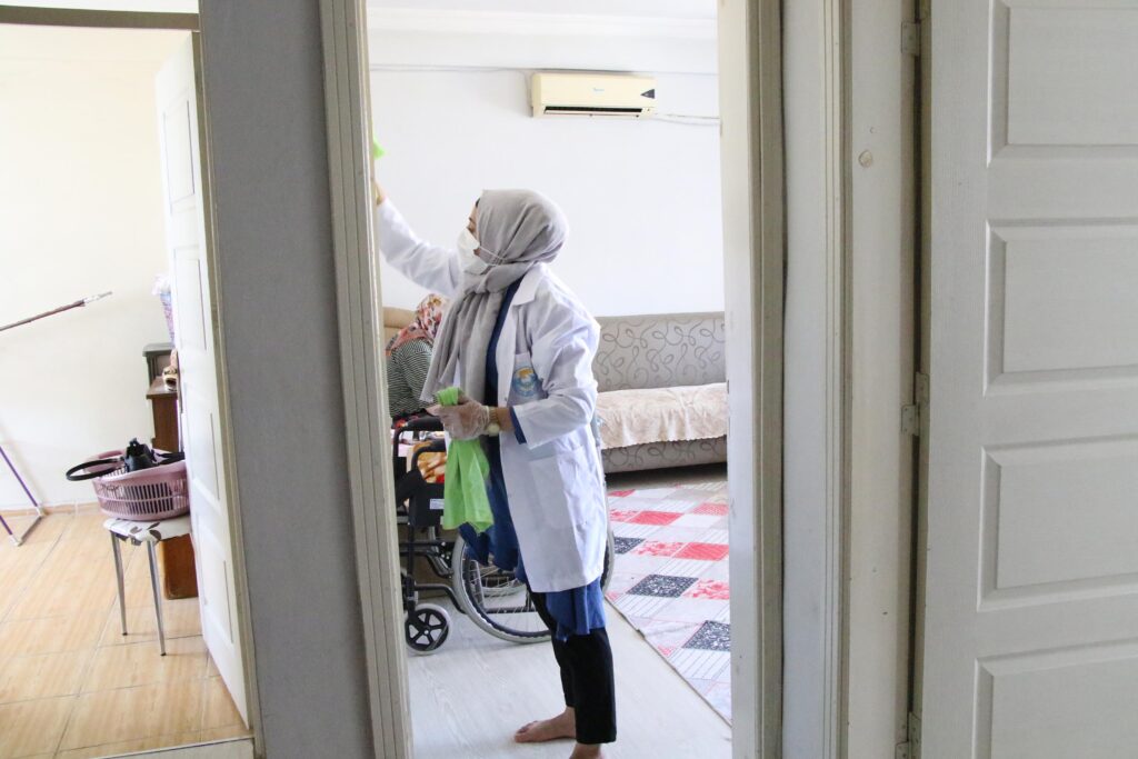 Haliliye’de evde bakım hizmetleri düzenli olarak yapılıyor